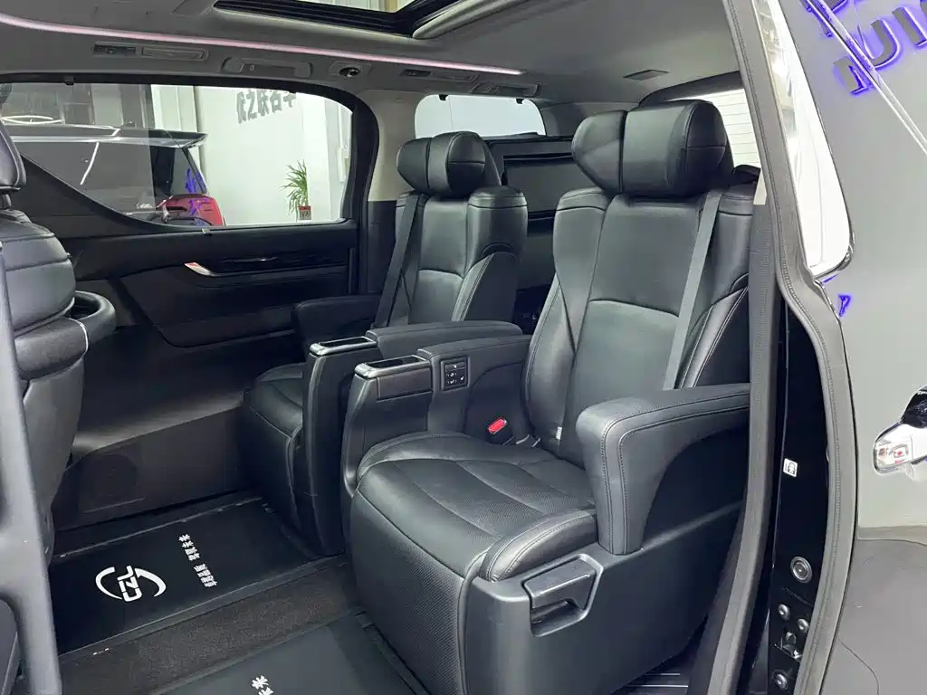 Toyota Vellfire 2023 — фото 9