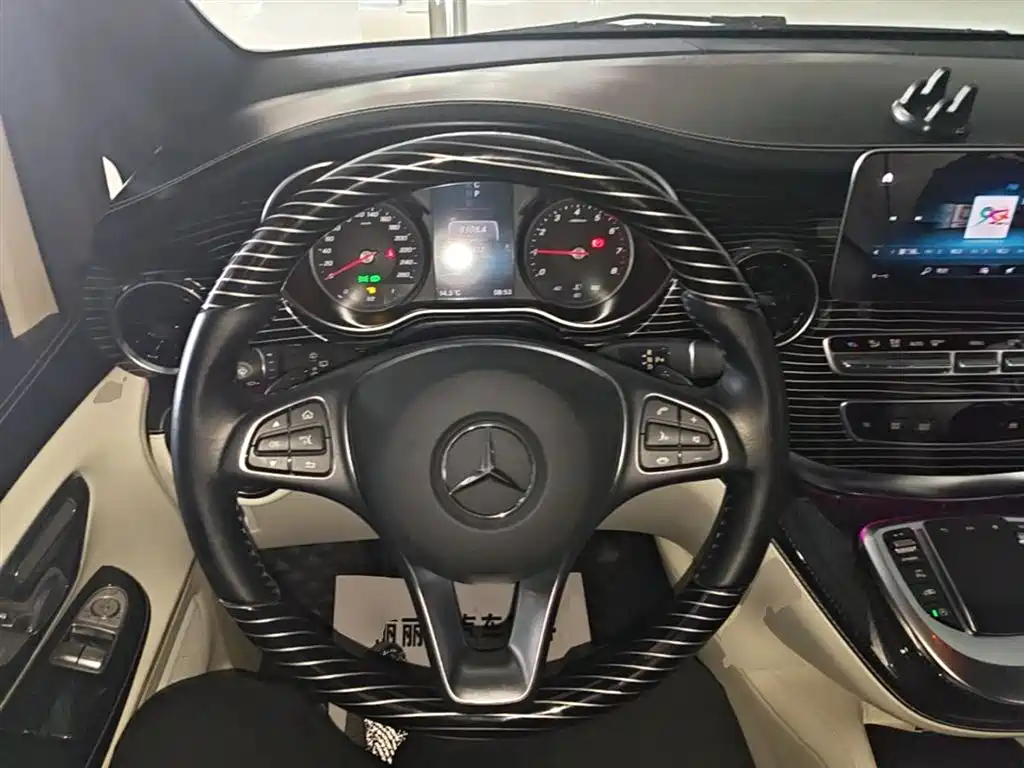 Mercedes-Benz V-Class 2022 — фото 11