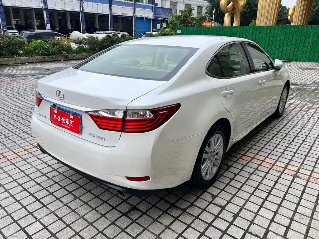 Lexus ES 2014 — фото 23