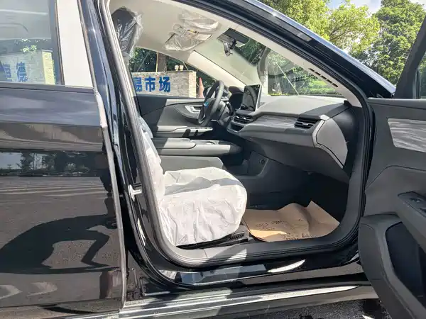 Hongqi E-QM5 2025