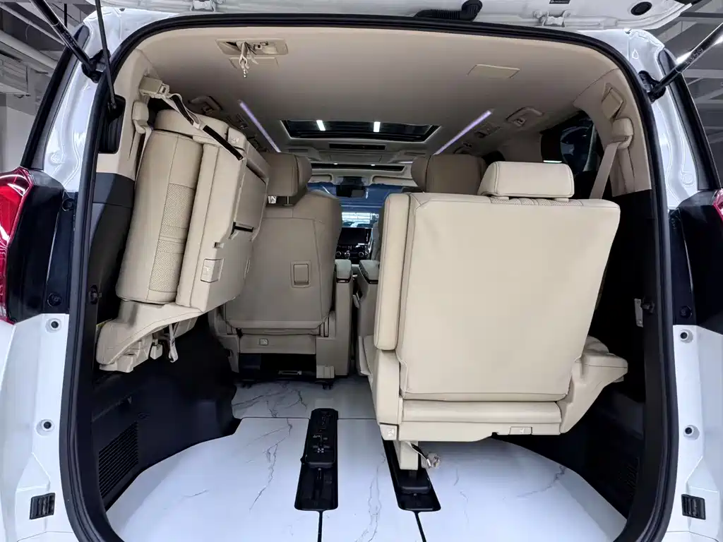Toyota Alphard 2023 — фото 10