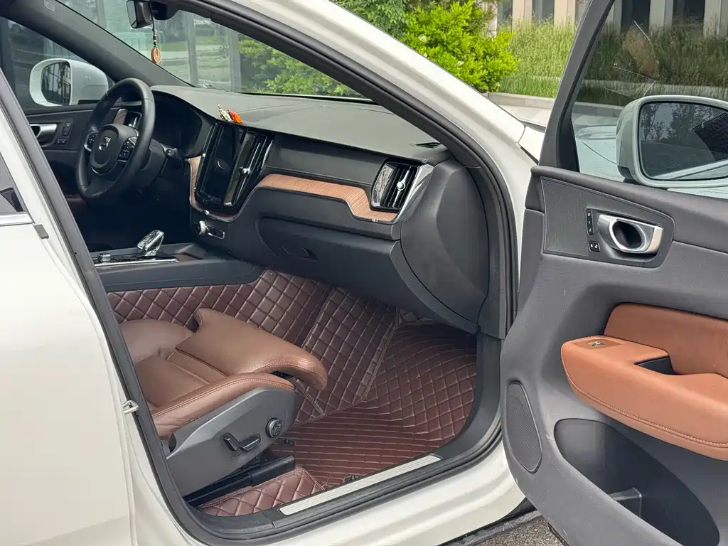 Volvo XC60 2023 — фото 21