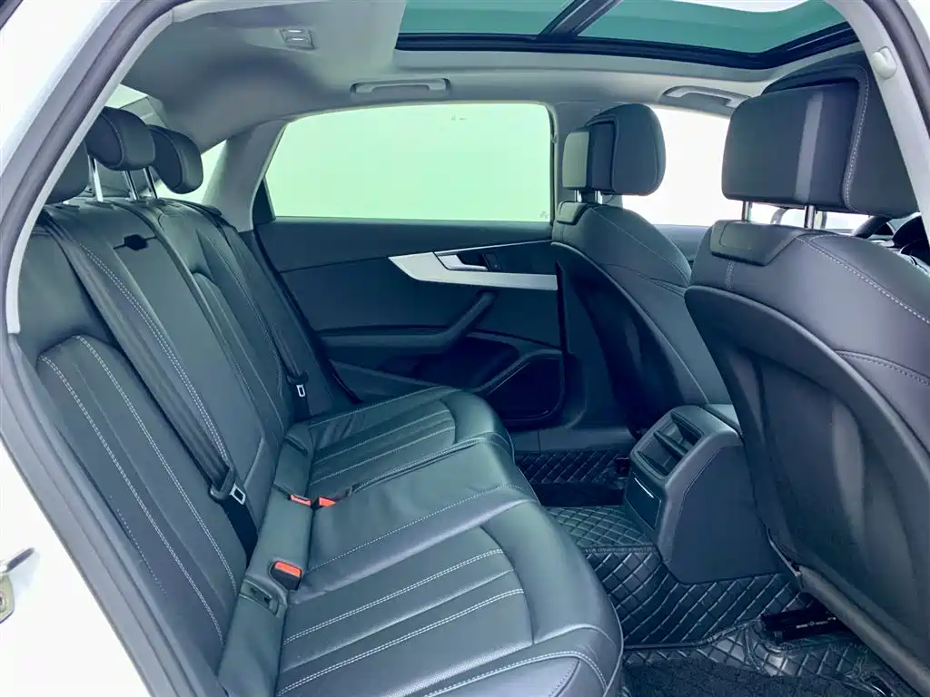 Audi A4L 2023 — фото 12