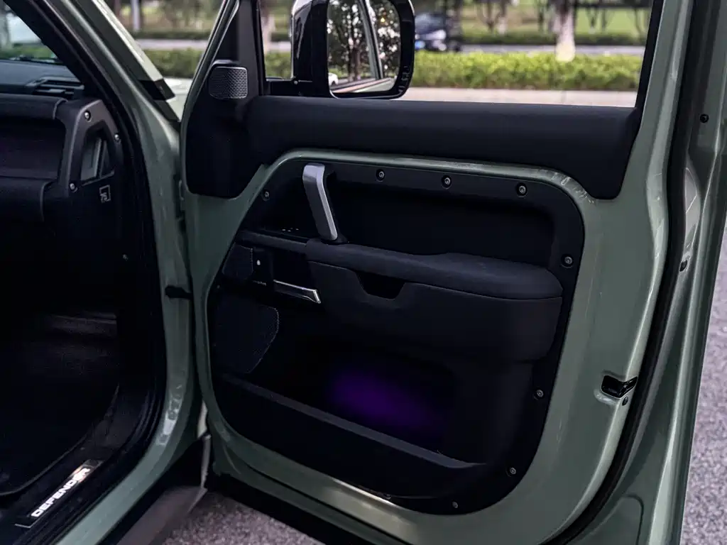 Land Rover Defender 2023 — фото 17