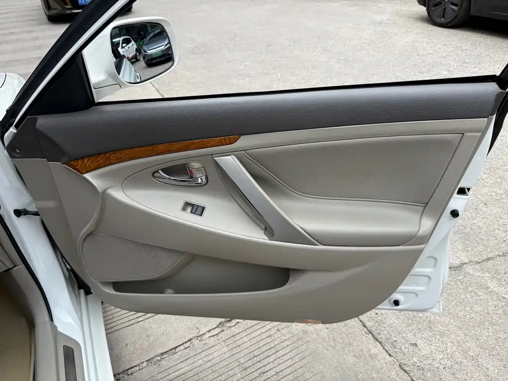 Toyota Camry 2011 — фото 21