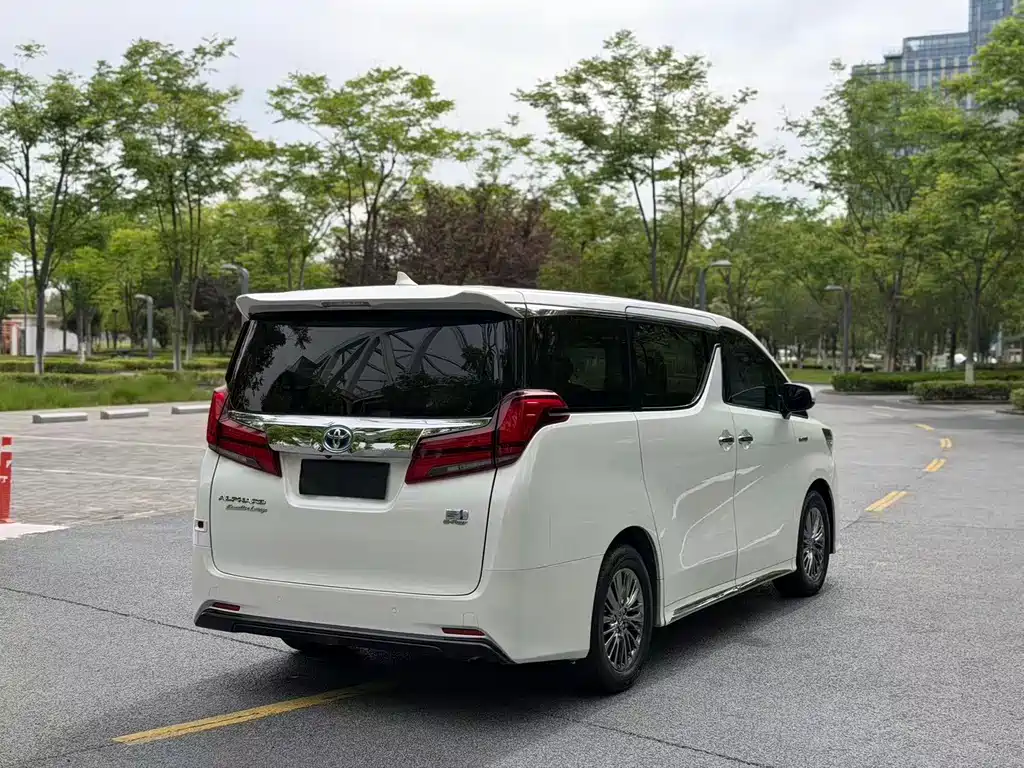 Toyota Alphard 2022 — фото 17