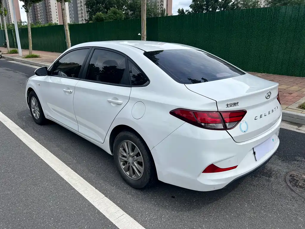 Hyundai Elantra 2018 — фото 12