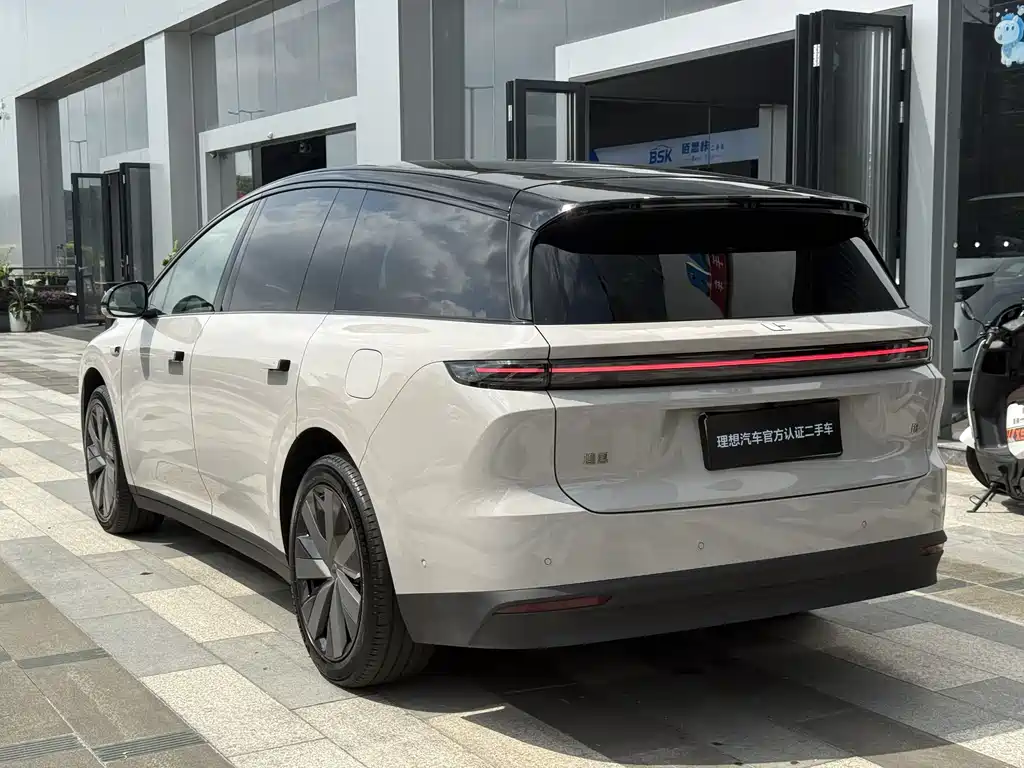 Li Auto i8 2025