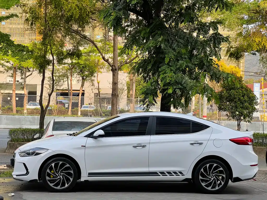 Hyundai Elantra 2019 — фото 7
