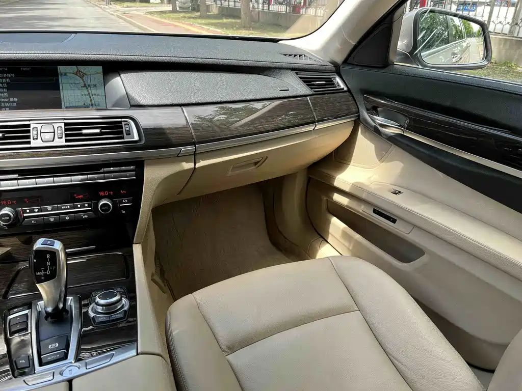 BMW 7 Series 2011 — фото 11