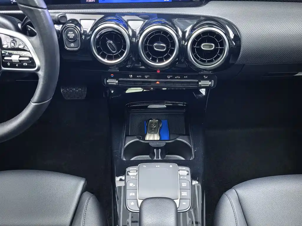 Mercedes-Benz A-Class 2023 — фото 16