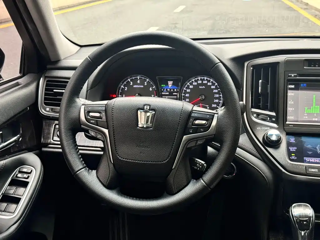Toyota Crown 2017 — фото 10
