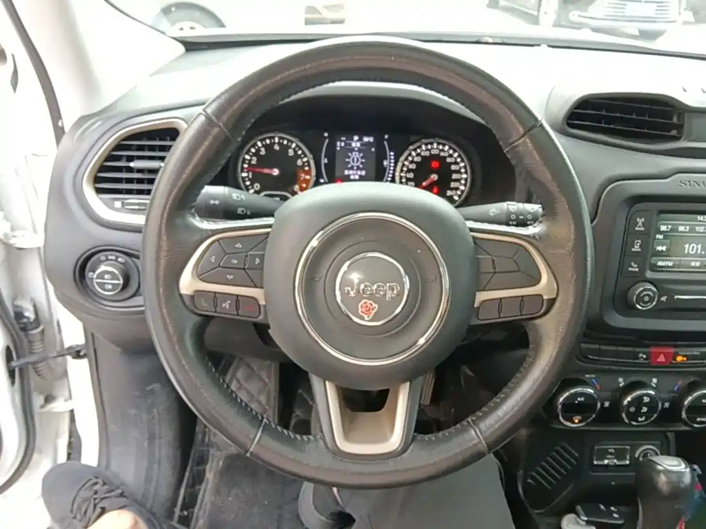 Jeep Renegade 2017 — фото 11
