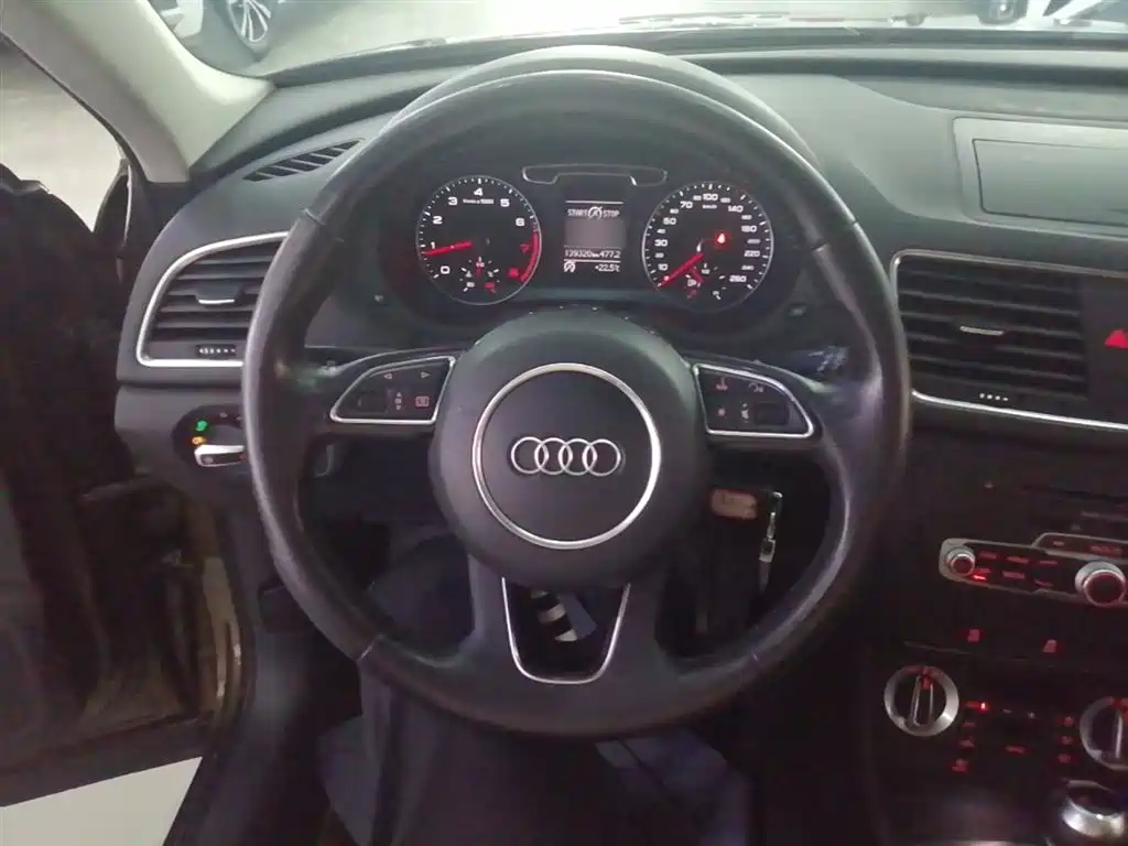 Audi Q3 2015 — фото 11