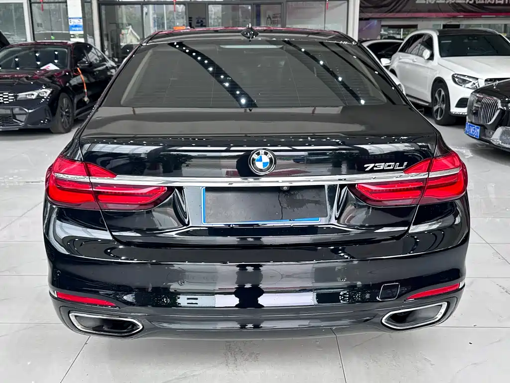 BMW 7 Series 2017 — фото 8