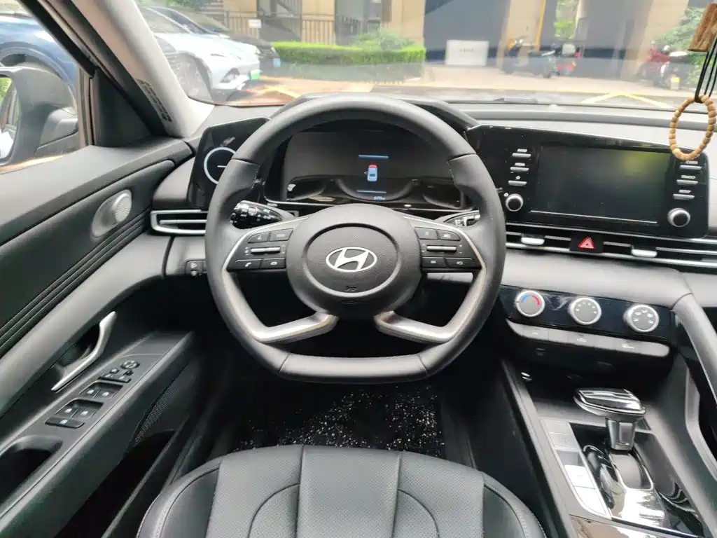 Hyundai Elantra 2024