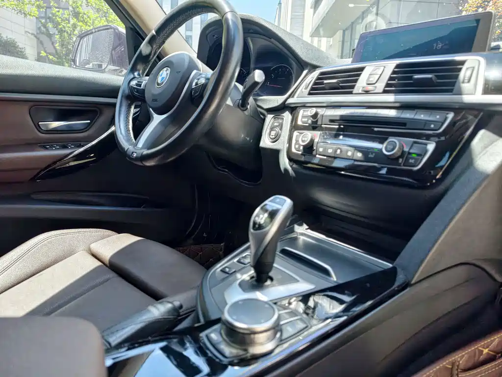 BMW 3 Series 2019 — фото 14