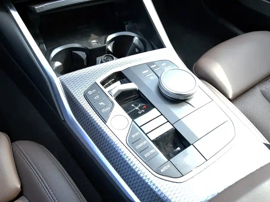 BMW 3 Series 2025 — фото 10