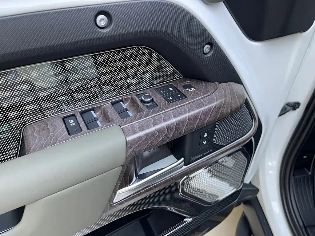 Land Rover Defender 2022 — фото 16