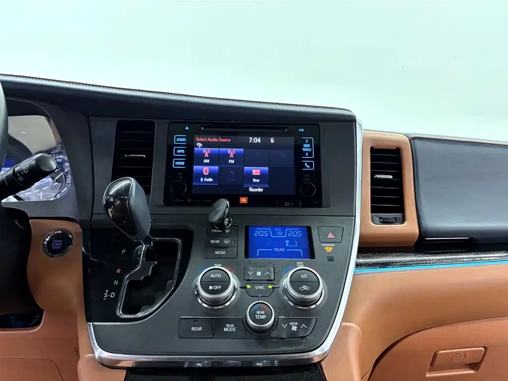 Toyota Sienna 2018 — фото 18