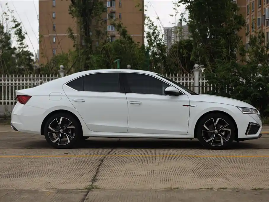 Skoda Octavia 2023 — фото 4