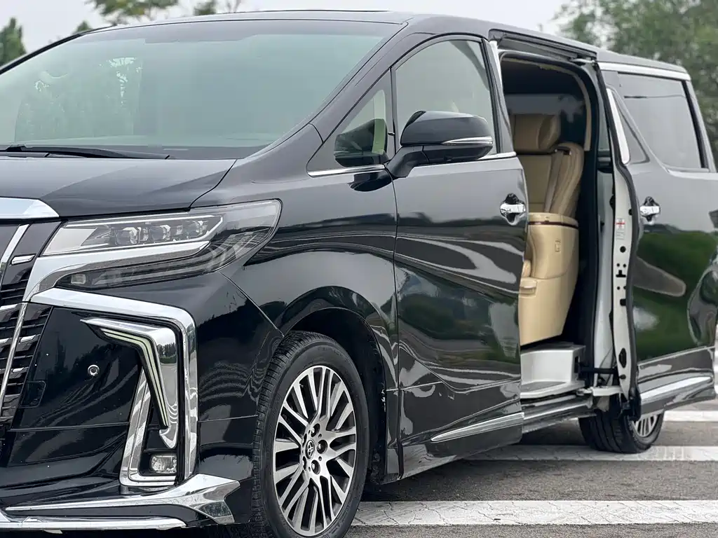 Toyota Alphard 2017 — фото 25