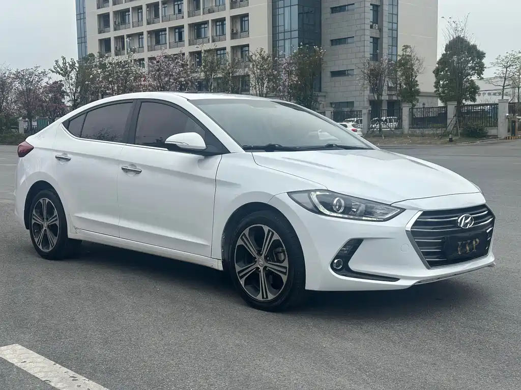 Hyundai Elantra 2019 — фото 3