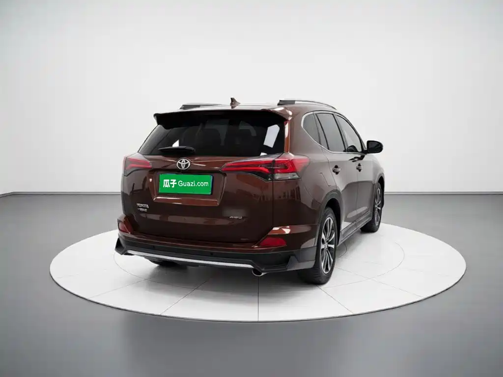 Toyota RAV4 2018 — фото 5