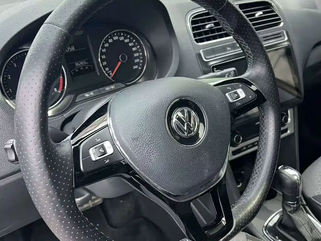 Volkswagen Polo 2016 — фото 10