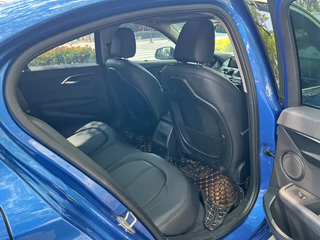 BMW 1 Series 2018 — фото 15