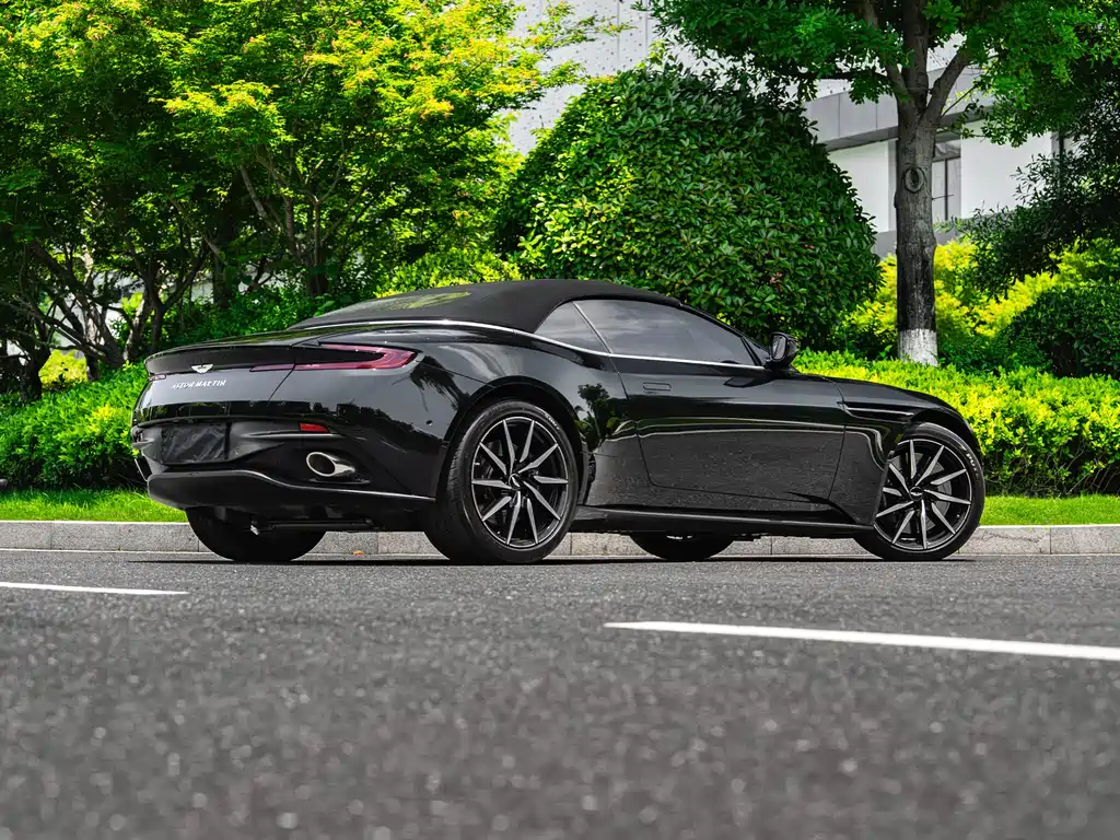 Aston Martin DB11 2023 — фото 15