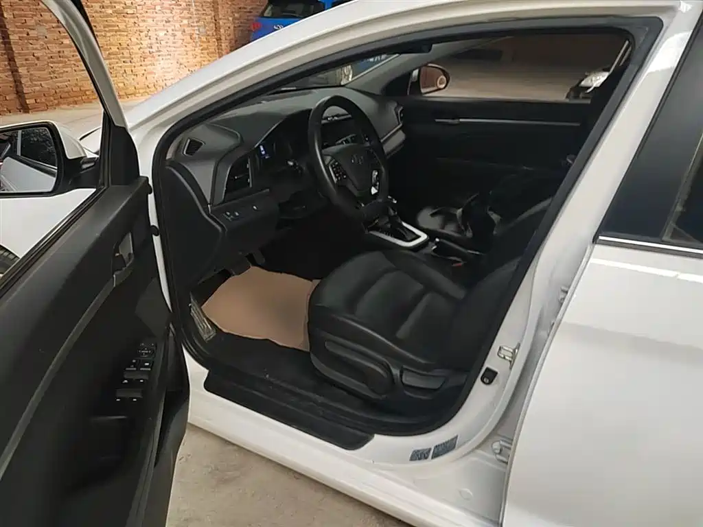 Hyundai Elantra 2020 — фото 16