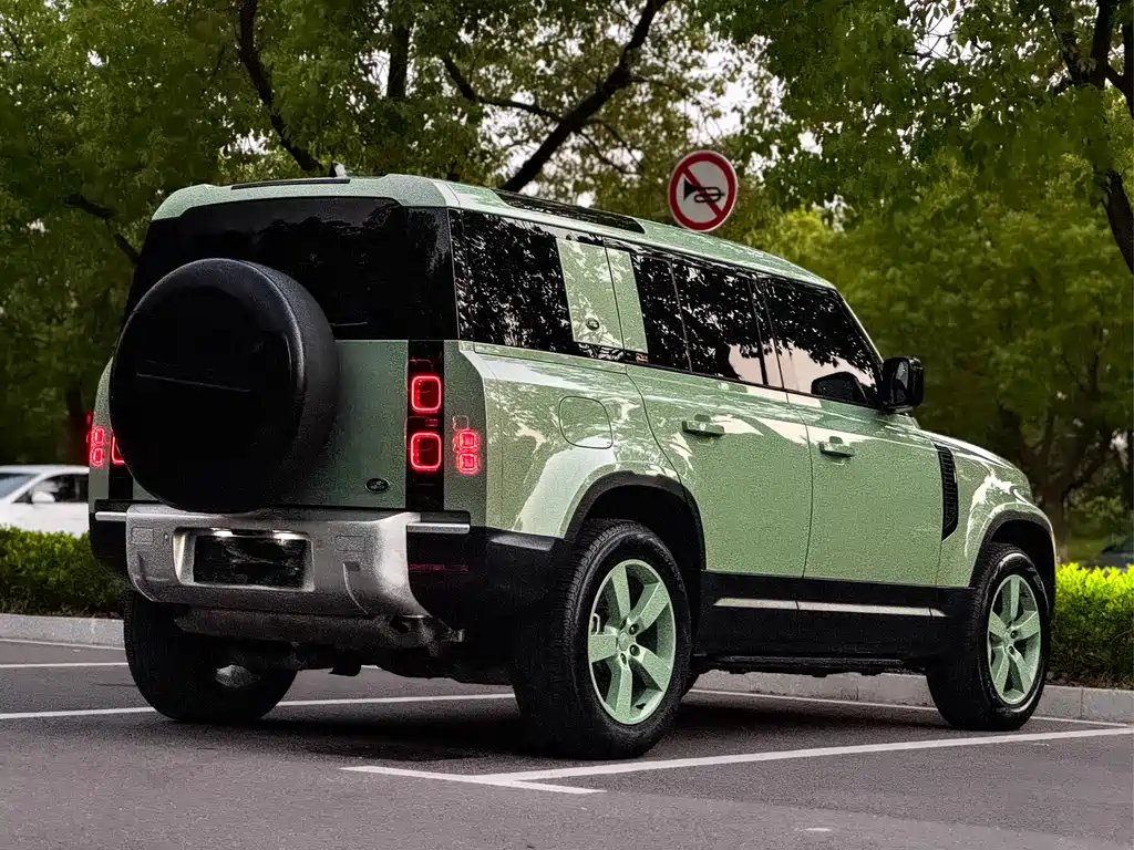 Land Rover Defender 2023 — фото 11