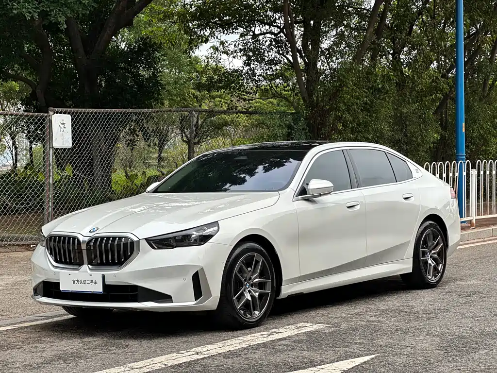 BMW 5 Series 2025 — фото 1