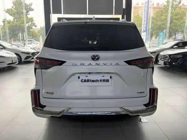 Toyota Granvia 2023
