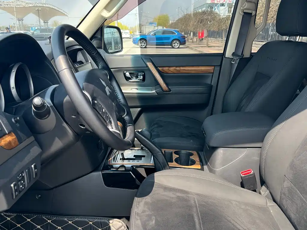 Mitsubishi Pajero 2018 — фото 10