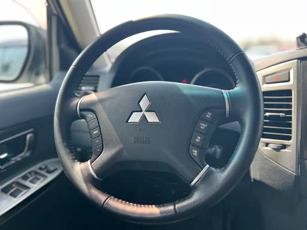 Mitsubishi Pajero 2018 — фото 13