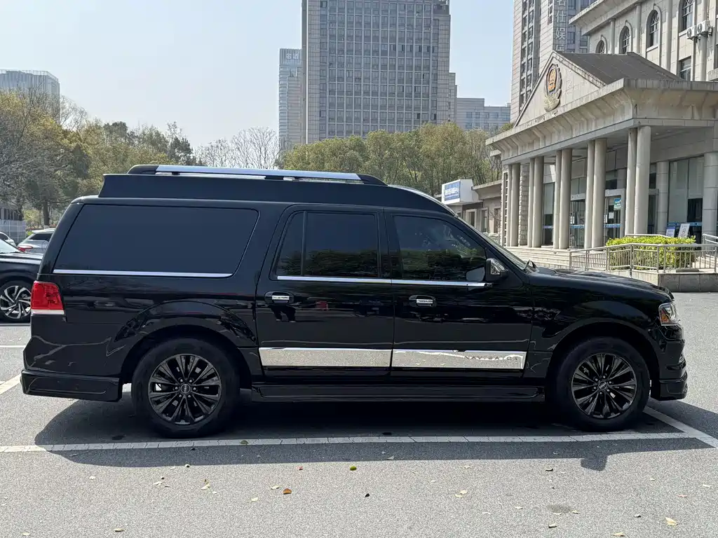 Lincoln Navigator 2018 — фото 15