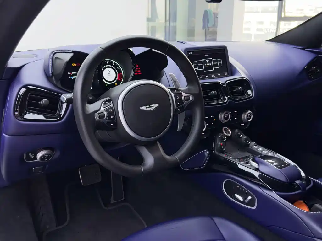 Aston Martin V8 Vantage 2020 — фото 14