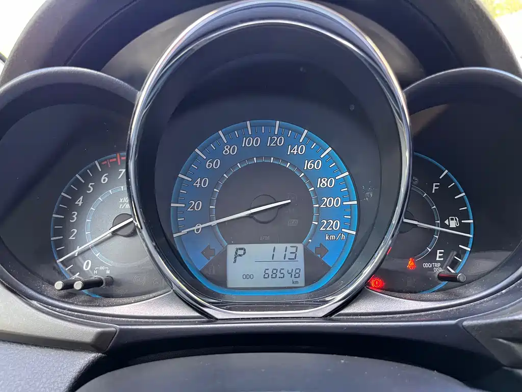 Toyota Yaris L 2014 — фото 13