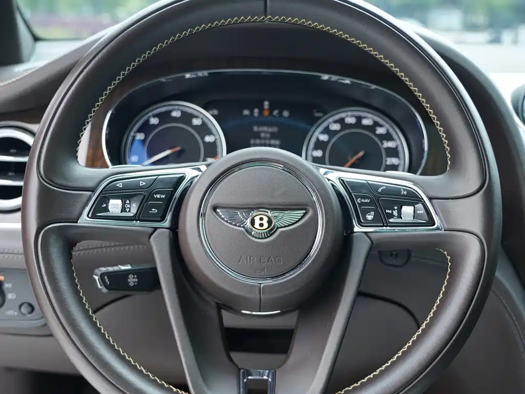 Bentley Bentayga 2019 — фото 13