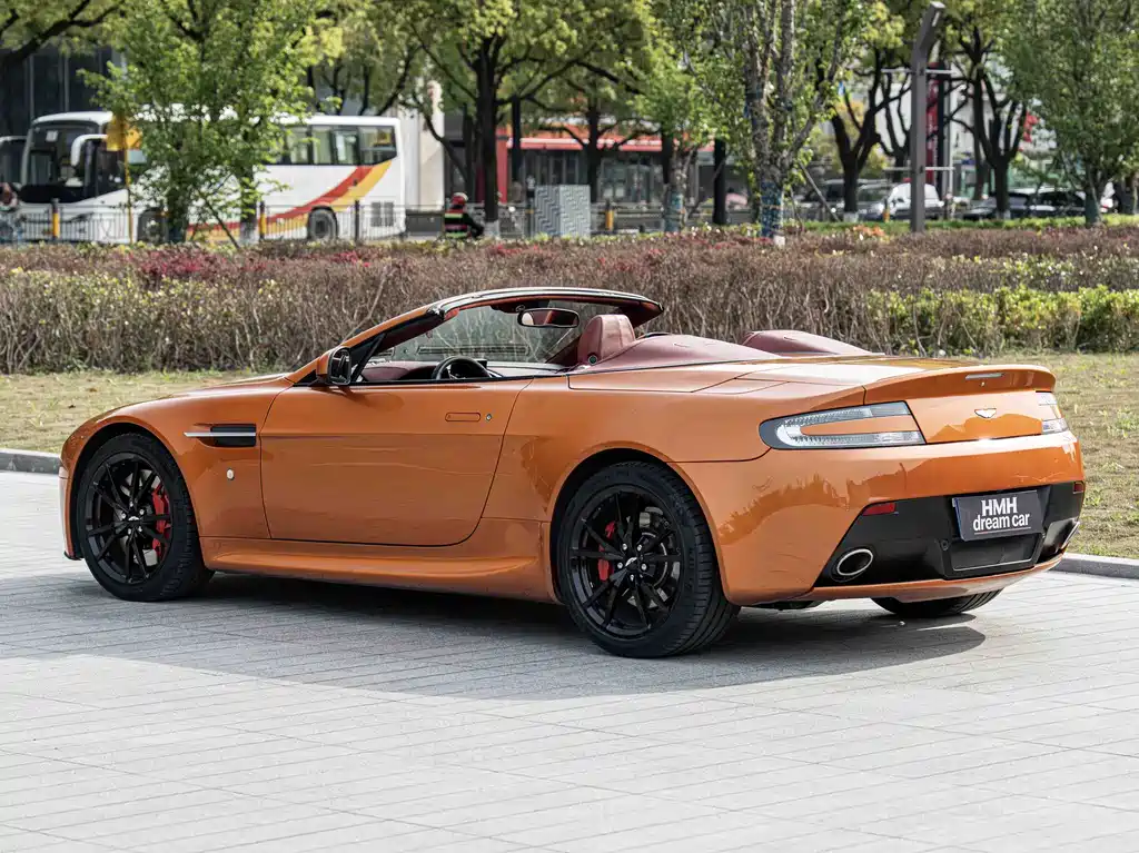 Aston Martin V8 Vantage 2020 — фото 13
