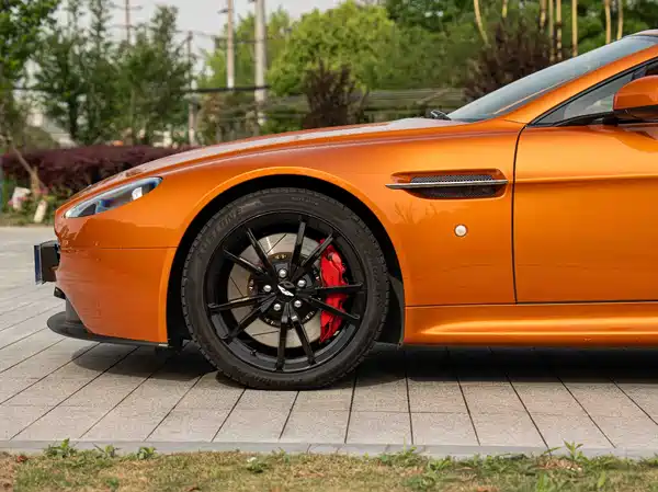 Aston Martin V8 Vantage 2012