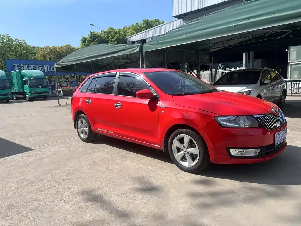 Skoda Rapid Spaceback 2014 — фото 3