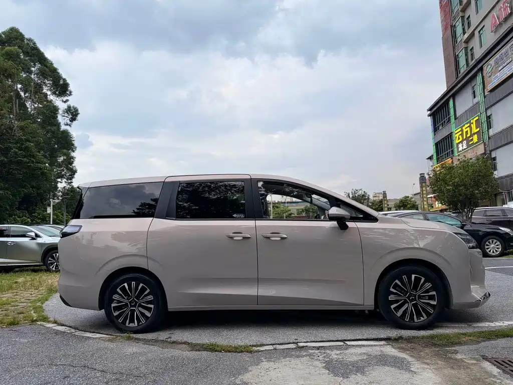 Wuling Starlight 730 EV 2025