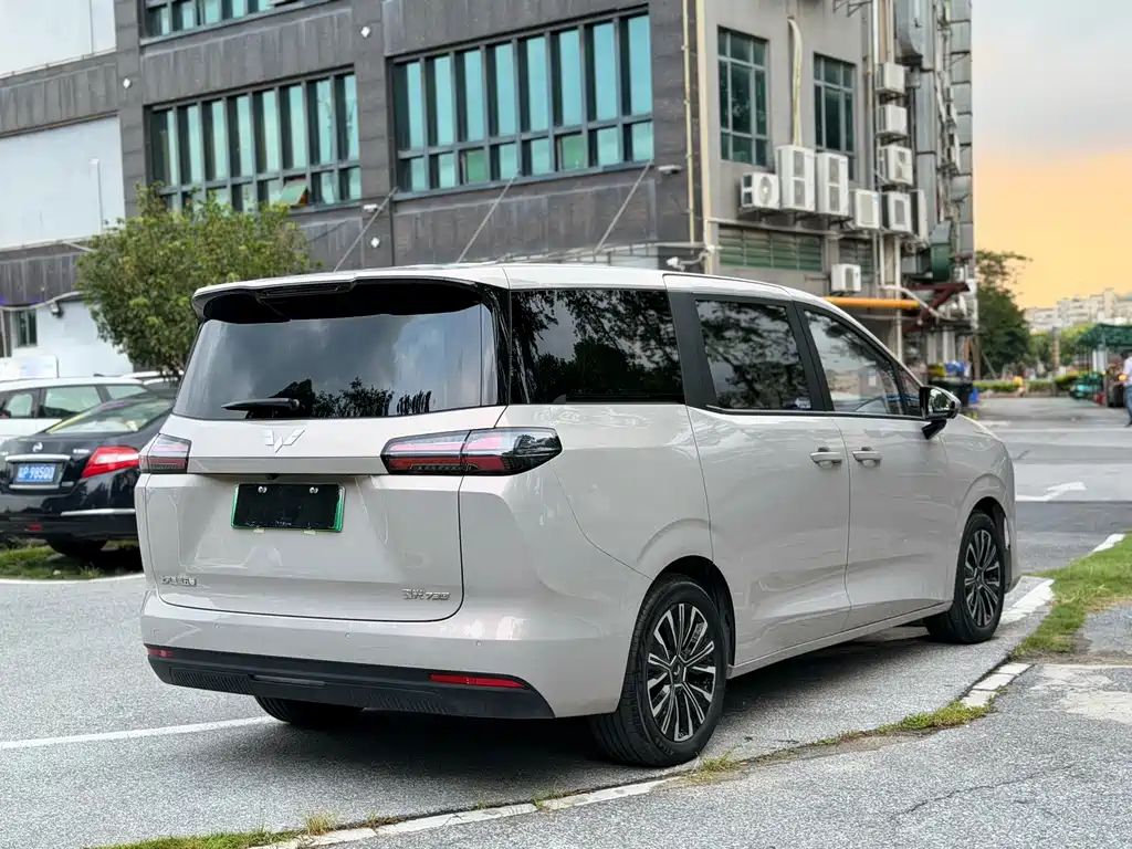 Wuling Starlight 730 EV 2025