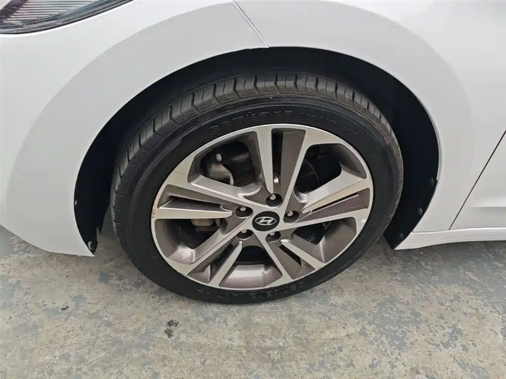 Hyundai Elantra 2018 — фото 23