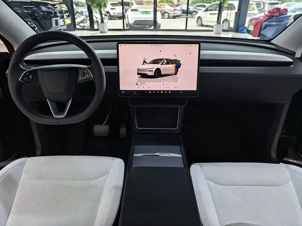Tesla Model Y 2025