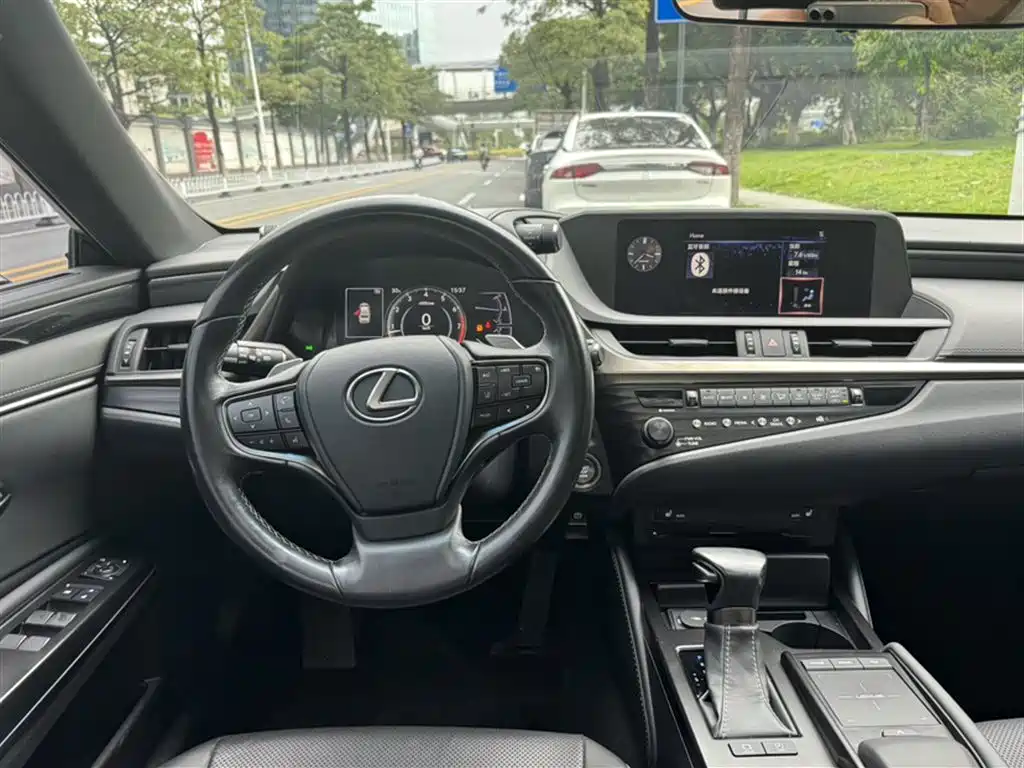 Lexus ES 2019 — фото 18