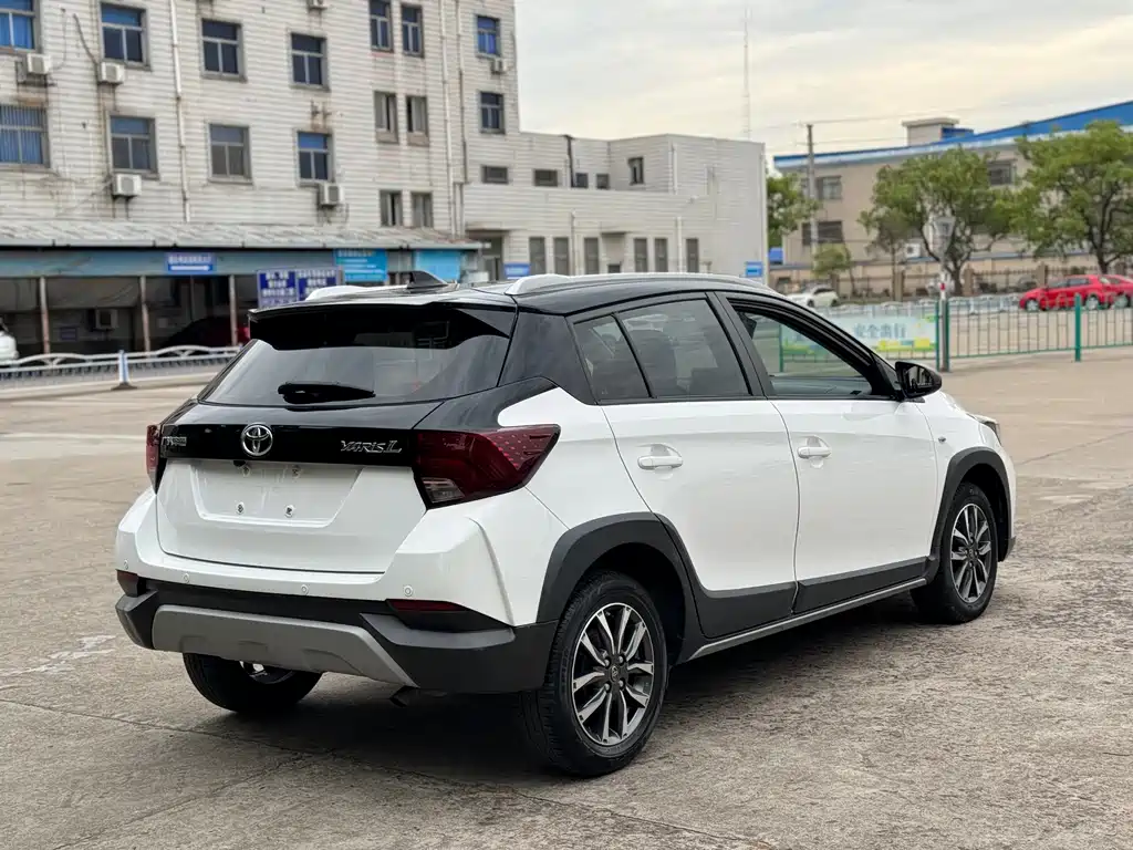 Toyota Yaris L 2022 — фото 11